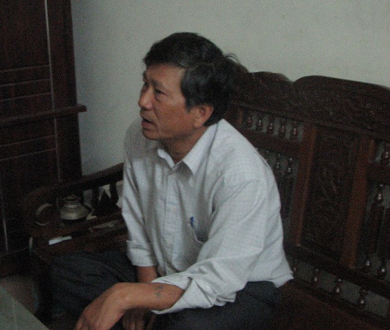 Ông Bình trao đổi với PV