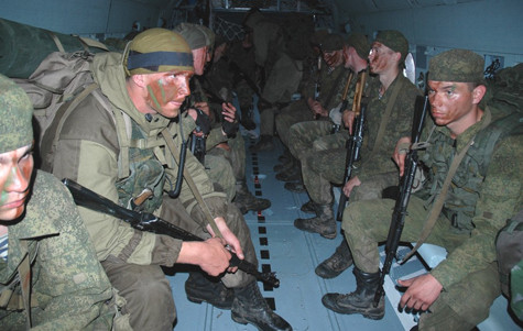 Lính thủy đánh bộ Hạm đội Thái Bình Dương Nga tham gia cuộc diễn tập trong điều kiện vô cùng khắc nghiệt.