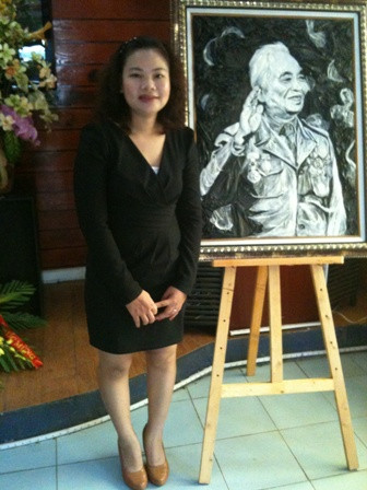 Lê Nga bên tác phẩm đại tướng Võ Nguyên Giáp mà mình tâm đắc nhất Cô gái sáng tạo chân dung độc đáo về đại tướng Võ Nguyên Giáp