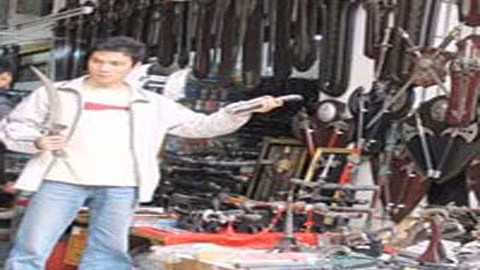 Không khó để mua được những thứ hung khí ghê người này. (Ảnh minh họa).