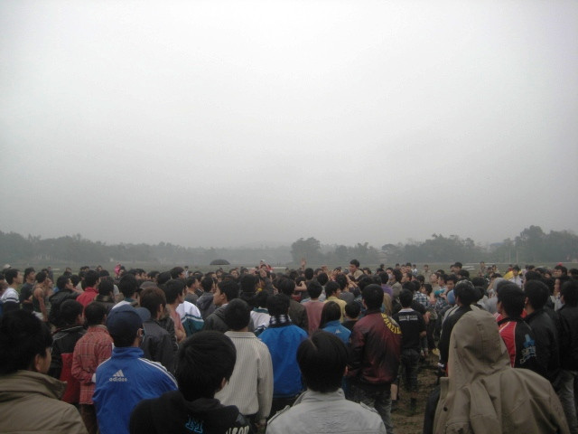 Đến 18h cùng ngày mà quả phết vẫn chưa thuộc "sở hữu" của làng nào (ảnh Hải Sơn)