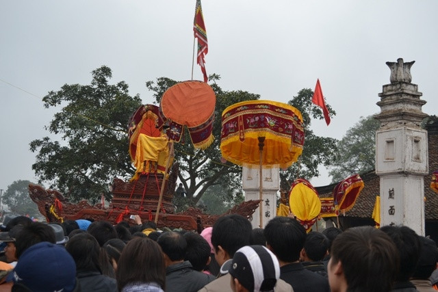 Kiệu rước phía dưới đặt quả cầu phết