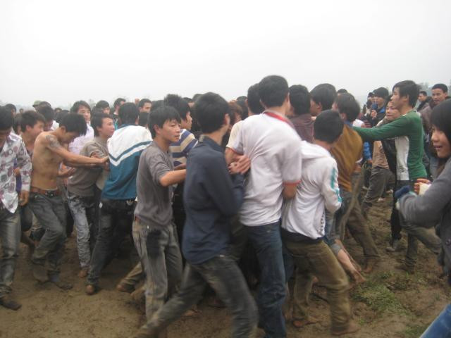 Những nam thanh niên chen nhau thành vòng tròn để cướp phết (ảnh Hải Sơn)