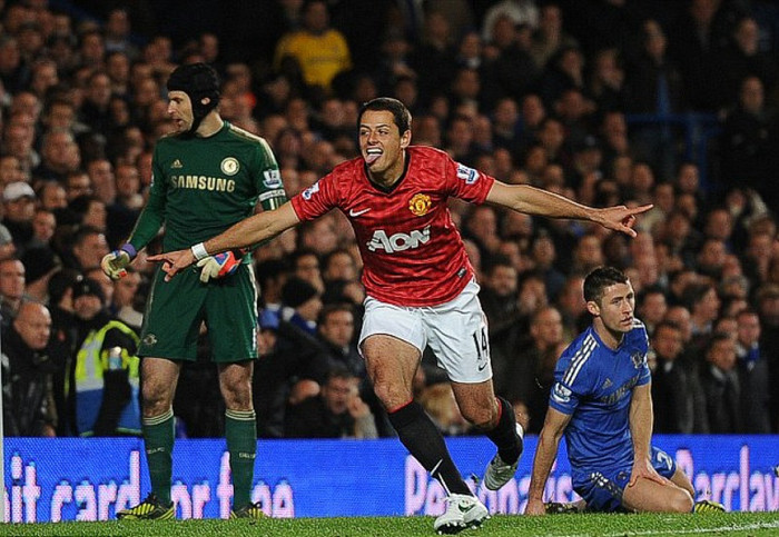 Javier Hernandez, người có một bàn thắng gây tranh cãi giúp ấn định chiến thắng cho Man Utd, bày tỏ thái độ thờ ơ với 2 chiếc thẻ đỏ lẫn cả tình huống của cá nhân anh: “Tôi không quan tâm. Chúng tôi đã thắng, có 3 điểm, và đó là những điều duy nhất trong đầu tôi lúc này. Sẽ có người nói chúng tôi thắng không xứng đáng, nhưng kết cuộc là chúng tôi vẫn thắng”.