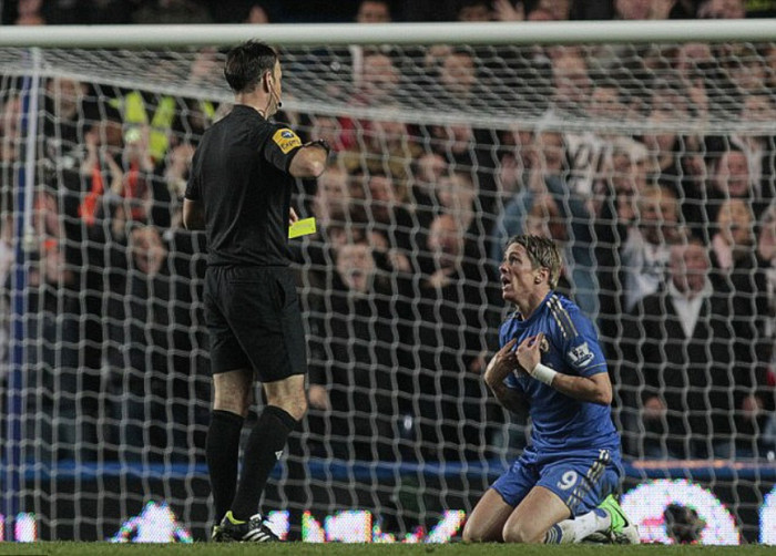 Khi được hỏi liệu có bất cứ va chạm nào giữa anh và Torres, Evans trả lời phỏng vấn của Sky Sports 1: “Lúc đó tôi không cảm thấy là mình có va chạm với Fernando, nhưng xem lại tình huống thì tôi nghĩ là có một chút va chạm, nhưng không đủ để khiến anh ta ngã xuống như vậy”.