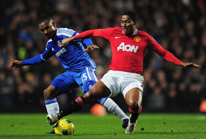 Đang ngồi ở vị trí thứ 2 trên BXH Premier League, Man Utd đã có một khởi đầu tốt. Tuy nhiên họ vẫn đang kém Chelsea 4 điểm, do đó chiến thắng trận đấu đêm nay sẽ là nhiệm vụ mà Quỷ Đỏ phải làm nếu không muốn bị bỏ rơi trong cuộc đua vô địch. Ngay cả với thành công cho tới hiện tại, Man Utd lẫn Chelsea đều gặp những vấn đề của riêng mình và những cầu thủ sau cần phải chơi thật hay để có thể đưa đội nhà tới thắng lợi.