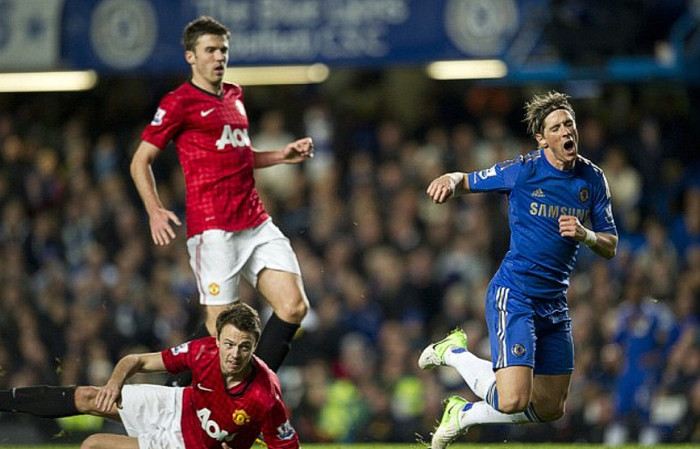 Và quả thực, Jonny Evans đã khẳng định rằng Fernando Torres đã cố ý ngã ăn vạ sau tình huống anh dùng cả 2 chân xoạc bóng với tiền đạo người TBN. Tình huống này khiến trọng tài Mark Clattenburg rút thẻ vàng thứ 2 với Torres và khiến Chelsea chỉ còn 9 người trên sân trong hơn 20 phút còn lại của hiệp 2.