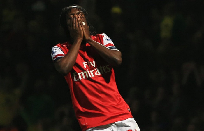 1. Gervinho không nên đá tiền đạo: Arsene Wenger không phải lúc nào cũng đưa ra những quyết định khó hiểu, nhưng Gervinho là một trong số đó. Dù Gervinho đã ghi được vài bàn thắng kể từ đầu mùa giải khi đá tiền đạo, nhưng khả năng chạm bóng của cầu thủ người Bờ Biển Ngà này là rất bất ổn định, lúc anh xử lý rất tốt nhưng lúc lại mất bóng khó hiểu. Trước Schalke 04, Gervinho mất bóng 3 lần và 1 lần khống chế hỏng. Olivier Giroud dù có gặp khó khăn trong việc ghi bàn thì có thể giải thích là vì còn phải làm quen ở môi trường mới, chứ Gervinho thì không thể tin cậy vị trí đó được.