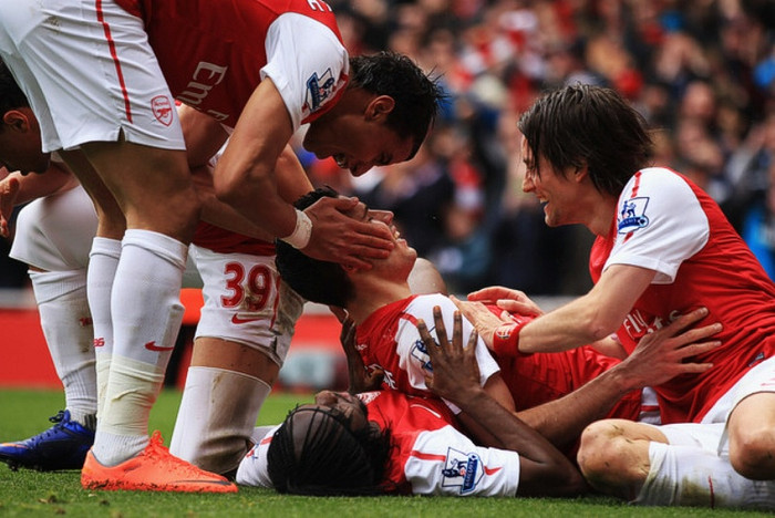 4. Nỗi nhớ… : Nhớ ai thì chẳng cần phải nói tên ra ở đây, dù chuyện đã là quá khứ. Olivier Giroud cần thời gian, Gervinho thì không phải người đáng tin cậy, còn lại là những tiền đạo không đủ “trình” để đá trung phong. Arsenal nhớ cựu đội trưởng người Hà Lan kia, bởi anh nhận thức chiến thuật tốt hơn bất kỳ ai khi còn ở trong đội, chưa nói tới khả năng xoay chuyển tình thế bằng những bàn thắng quan trọng.