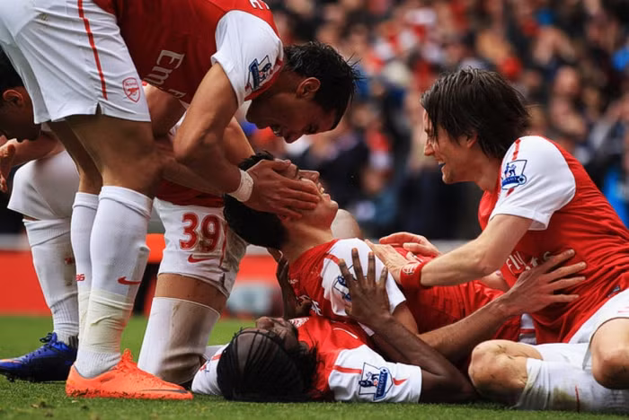 4. Nỗi nhớ… : Nhớ ai thì chẳng cần phải nói tên ra ở đây, dù chuyện đã là quá khứ. Olivier Giroud cần thời gian, Gervinho thì không phải người đáng tin cậy, còn lại là những tiền đạo không đủ “trình” để đá trung phong. Arsenal nhớ cựu đội trưởng người Hà Lan kia, bởi anh nhận thức chiến thuật tốt hơn bất kỳ ai khi còn ở trong đội, chưa nói tới khả năng xoay chuyển tình thế bằng những bàn thắng quan trọng.
