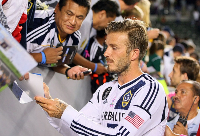 Cho dù về tỷ lệ trung bình, giới cầu thủ không phải là những người có mức thu nhập cao nhất, nhưng những vận động viên thể thao giàu nhất thì đa số là các cầu thủ. Đặc biệt là khi bóng đá trở thành một món hàng toàn cầu, mức lương cũng như tiền từ các hợp đồng quảng cáo, tài trợ trở thành những bệ phóng đưa những ngôi sao bóng đá sau vào danh sách những cầu thủ có mức thu nhập hàng năm cao nhất thế giới của tạp chí Forbes.