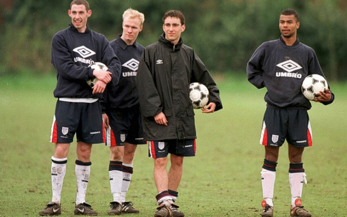 Ashley Cole (ngoài cùng bên phải) ở giải trẻ Thế giới 1999. Ashley Cole (ngoài cùng bên phải) ở giải trẻ Thế giới 1999.