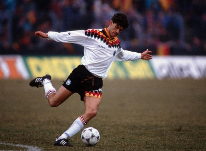 Michael Ballack trong màu áo đội tuyển U-21 Đức gặp Đan Mạch, tháng 3/1996. Michael Ballack trong màu áo đội tuyển U-21 Đức gặp Đan Mạch, tháng 3/1996.
