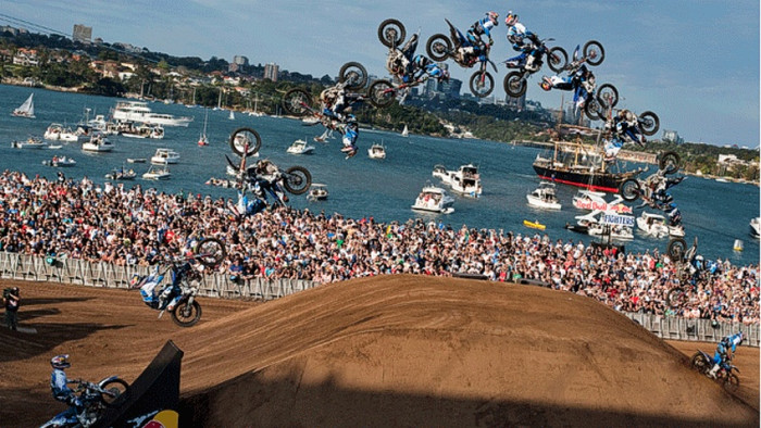 Quang cảnh cuộc biểu diễn Red Bull X-Fighters ở đảo Cockatoo, ngoài khơi thành phố Sydney, Australia. Quang cảnh cuộc biểu diễn Red Bull X-Fighters ở đảo Cockatoo, ngoài khơi thành phố Sydney, Australia.