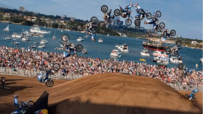 Quang cảnh cuộc biểu diễn Red Bull X-Fighters ở đảo Cockatoo, ngoài khơi thành phố Sydney, Australia.