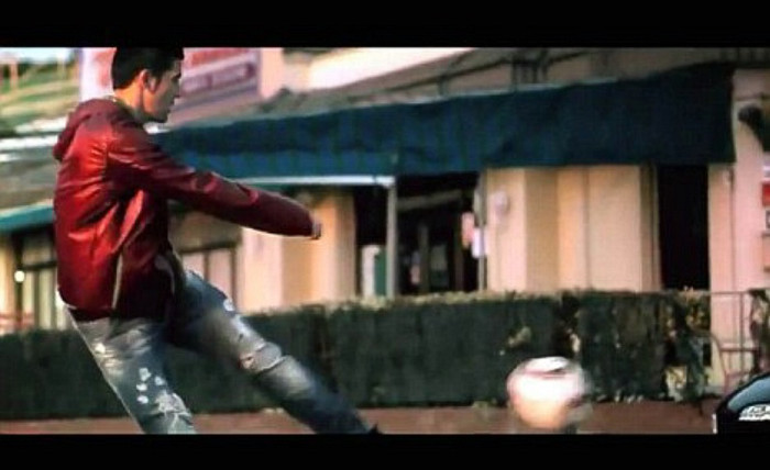 Villa dùng quả bóng Jabulani (của World Cup 2010) để sút liên tục vào chiếc xe cảnh sát.