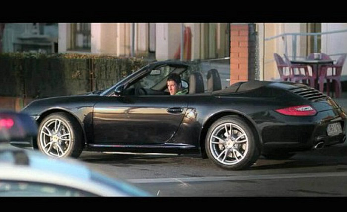 Bất chợt, Villa nhìn thấy một chiếc xe cảnh sát đỗ bên đường. Và anh nảy ra "ý tưởng"...