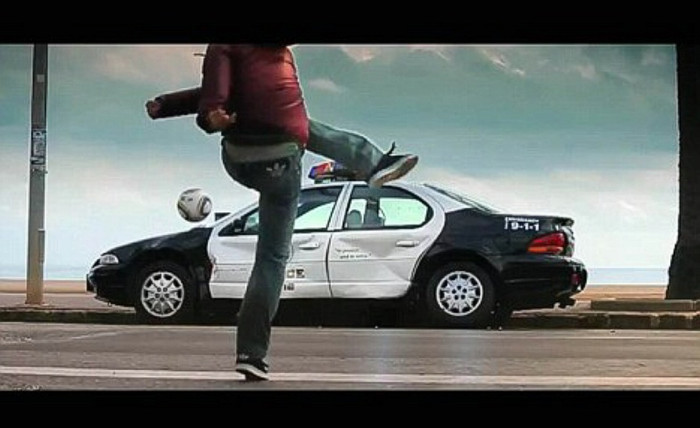 Jabulani là một quả bóng rất khó điều khiển, nhưng khả năng của David Villa là vô cùng ấn tượng.