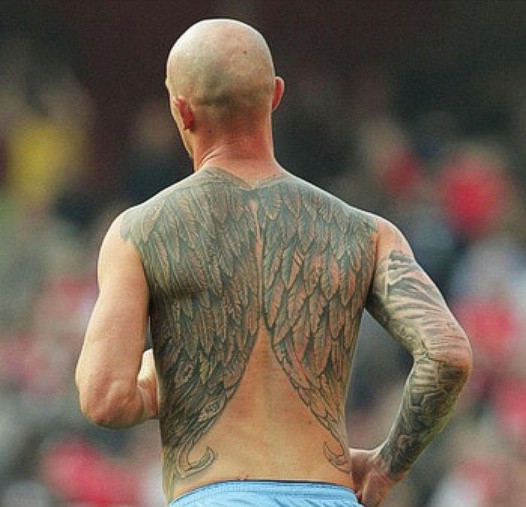 1. Stephen Ireland: Hoa hồng bên tay phải, ảnh các con và một dấu thập giá trên cánh tay, và toàn bộ lưng xăm hình đôi cánh. Để có được những hình xăm này phải mất tới hàng năm. 1. Stephen Ireland: Hoa hồng bên tay phải, ảnh các con và một dấu thập giá trên cánh tay, và toàn bộ lưng xăm hình đôi cánh. Để có được những hình xăm này phải mất tới hàng năm.