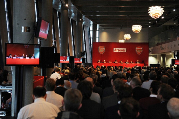 Theo thông lệ thì một cuộc họp báo nhằm trả lời câu hỏi của các cổ đông do Arsenal được tổ chức vào tháng 10 hàng năm, và đây là thời điểm mà người ta chất vấn những người đứng đầu về các vấn đề nội bộ. Năm nay chủ đề chính là về sự ra đi của Robin Van Persie.