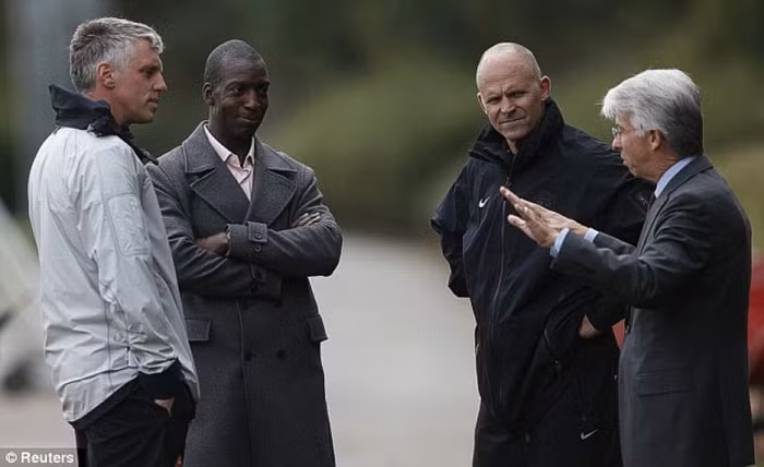 Michael Johnson, huyền thoại điền kinh Hoa Kỳ, vừa xuất hiện trong một buổi tập của Arsenal với mục đích là nhằm cải thiện tốc độ và khả năng bật nhảy của các Pháo thủ. Những Theo Walcott, Alex Oxlade-Chamberlain và Carl Jenkinson đều sẽ chăm chú theo từng bước chạy của huyền thoại này để học hỏi thêm nhiều điều.