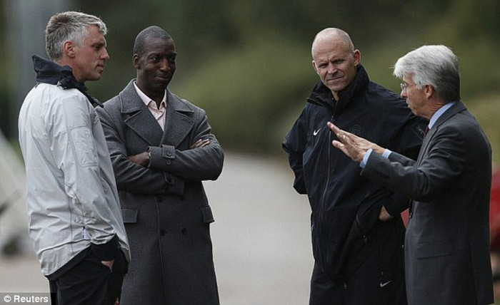 Michael Johnson, huyền thoại điền kinh Hoa Kỳ, vừa xuất hiện trong một buổi tập của Arsenal với mục đích là nhằm cải thiện tốc độ và khả năng bật nhảy của các Pháo thủ. Những Theo Walcott, Alex Oxlade-Chamberlain và Carl Jenkinson đều sẽ chăm chú theo từng bước chạy của huyền thoại này để học hỏi thêm nhiều điều. Michael Johnson, huyền thoại điền kinh Hoa Kỳ, vừa xuất hiện trong một buổi tập của Arsenal với mục đích là nhằm cải thiện tốc độ và khả năng bật nhảy của các Pháo thủ. Những Theo Walcott, Alex Oxlade-Chamberlain và Carl Jenkinson đều sẽ chăm chú theo từng bước chạy của huyền thoại này để học hỏi thêm nhiều điều.