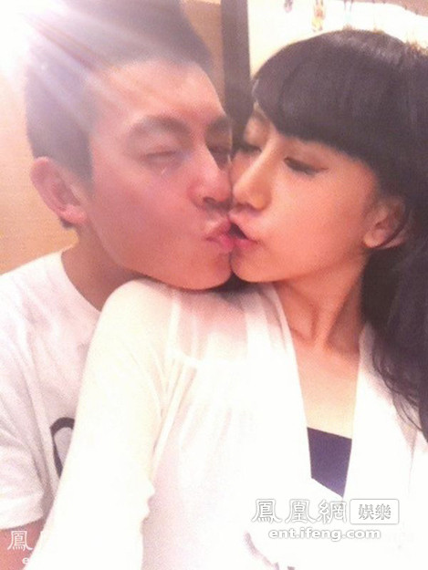 Được biết, Cammi rất thích hello kitty nên Quán Hy đã mua tặng cô một chiếc áo ngực có đình hình chú mèo đáng yêu này. Trên blog cá nhân cô còn khoe: “Có người dám tặng thì tôi cũng dám mặc”.