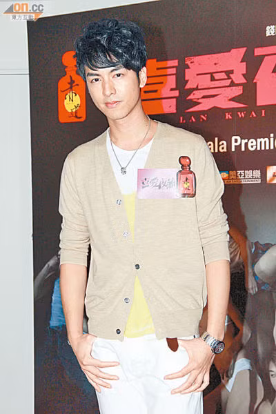 Nam diễn viên này cho rằng, chính Cammi đã cố tình tung những bức hình trên và mình cũng như Quán Hy đều bị Cammi lợi dụng để cô đánh bóng tên tuổi. Rõ ràng, sau những sự việc này, tên tuổi Cammi trở nên nổi như cồn, dù trước đó cô chỉ là cái tên mới mẻ không tiếng tăm gì trong làng người mẫu Hồng Kông.