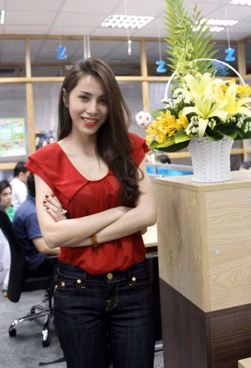 Thủy Tiên khoe làn da trắng mịn màng với áo voan đỏ hiệu Zara đơn giản nhưng thanh lịch. Thủy Tiên khoe làn da trắng mịn màng với áo voan đỏ hiệu Zara đơn giản nhưng thanh lịch.