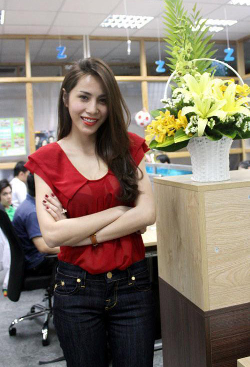 Thủy Tiên khoe làn da trắng mịn màng với áo voan đỏ hiệu Zara đơn giản nhưng thanh lịch.