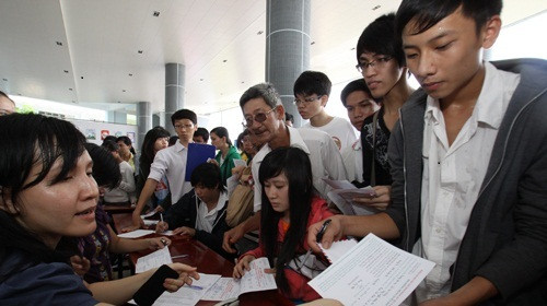 Thí sinh nộp hồ sơ đăng ký nguyện vọng 2 vào Trường đại học Tôn Đức Thắng (TP.HCM) - Ảnh:TT Thí sinh nộp hồ sơ đăng ký nguyện vọng 2 vào Trường đại học Tôn Đức Thắng (TP.HCM) - Ảnh:TT