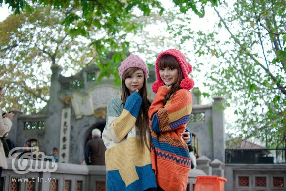 Trong bộ trang phục len dễ thương, nhiều màu sắc hai cô bạn miss teen này khiến không ít người phải trầm trồ. Trong bộ trang phục len dễ thương, nhiều màu sắc hai cô bạn miss teen này khiến không ít người phải trầm trồ.