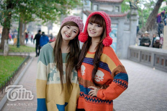 Miss teen Quỳnh Anh chia sẻ: “Hôm nay lên bờ Hồ chơi, mình thấy không khí ở đây thật náo nhiệt. Đường phố như được trang hoàng lại với rất nhiều bông hoa màu sắc. Ai cũng muốn lưu giữ lại một kỉ niệm đẹp trong ngày cuối cùng của năm. Mình và Kim Cương cũng thế! Năm mới, chúng mình muốn gửi lời chúc sức khỏe, sự an lành tới tất cả mọi người”. Miss teen Quỳnh Anh chia sẻ: “Hôm nay lên bờ Hồ chơi, mình thấy không khí ở đây thật náo nhiệt. Đường phố như được trang hoàng lại với rất nhiều bông hoa màu sắc. Ai cũng muốn lưu giữ lại một kỉ niệm đẹp trong ngày cuối cùng của năm. Mình và Kim Cương cũng thế! Năm mới, chúng mình muốn gửi lời chúc sức khỏe, sự an lành tới tất cả mọi người”.