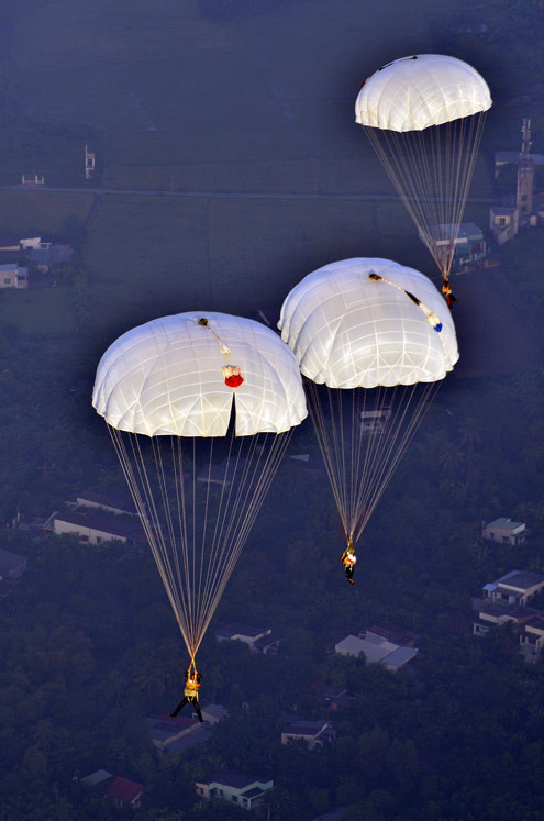 Nhóm khác đang lơ lửng trên những khu làng.