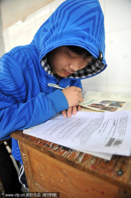 Một học sinh trùm mũ để tránh rét Bắt học sinh dốt ngồi ngoài hành lang trong giá rét