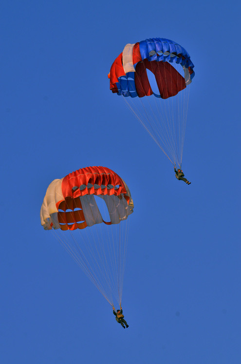 Khác với dù lượn, loại dù này có nhiều dây kéo, hình tròn, gắn vào dây nịt trên bụng và ngực của người nhảy.