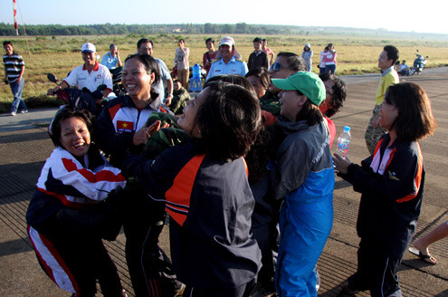 Niềm vui của nữ học viên sau buổi thực hành đầu tiên.