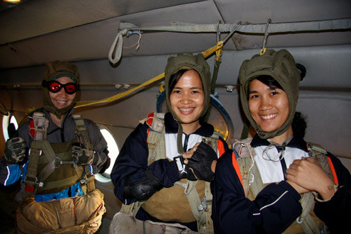 Trong số học viên tham gia nhảy dù có 20 cô gái. Các nữ học viên rất tự tin trước giờ xuất phát trên chiếc Mi8.