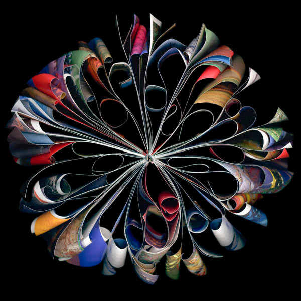 Không ít người đặt ra câu hỏi: Liệu sách in có theo đà phát triển của công nghệ mà chìm vào quá khứ như những văn tự viết bằng giấy cây sậy vùng sông Nile, văn tự khắc trên đất sét vùng Lưỡng Hà hay sách thẻ tre Trung Hoa một thời hay không? Cara Barer, nữ nghệ sĩ, nhiếp ảnh gia 55 tuổi đến từ Houston, Texas ngày đêm trăn trở. Để thể hiện tình yêu với sách in, bà đã tạo nên những tác phẩm nghệ thuật tuyệt vời - sự "hồi sinh" của những trang sách cũ. Không ít người đặt ra câu hỏi: Liệu sách in có theo đà phát triển của công nghệ mà chìm vào quá khứ như những văn tự viết bằng giấy cây sậy vùng sông Nile, văn tự khắc trên đất sét vùng Lưỡng Hà hay sách thẻ tre Trung Hoa một thời hay không? Cara Barer, nữ nghệ sĩ, nhiếp ảnh gia 55 tuổi đến từ Houston, Texas ngày đêm trăn trở. Để thể hiện tình yêu với sách in, bà đã tạo nên những tác phẩm nghệ thuật tuyệt vời - sự "hồi sinh" của những trang sách cũ.