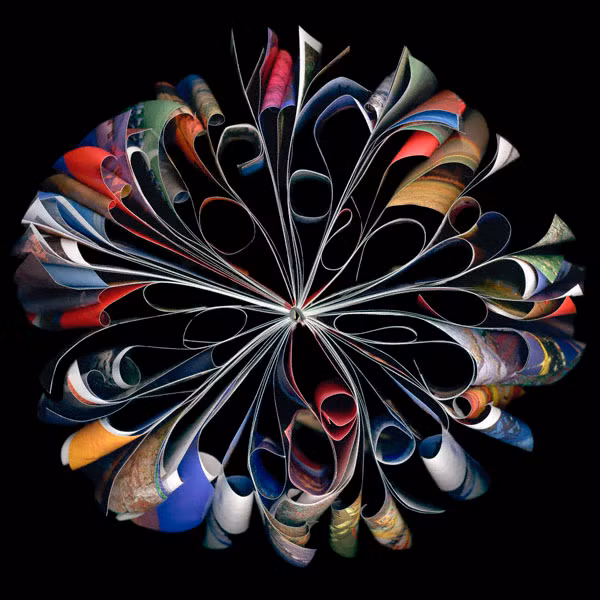 Không ít người đặt ra câu hỏi: Liệu sách in có theo đà phát triển của công nghệ mà chìm vào quá khứ như những văn tự viết bằng giấy cây sậy vùng sông Nile, văn tự khắc trên đất sét vùng Lưỡng Hà hay sách thẻ tre Trung Hoa một thời hay không? Cara Barer, nữ nghệ sĩ, nhiếp ảnh gia 55 tuổi đến từ Houston, Texas ngày đêm trăn trở. Để thể hiện tình yêu với sách in, bà đã tạo nên những tác phẩm nghệ thuật tuyệt vời - sự "hồi sinh" của những trang sách cũ.