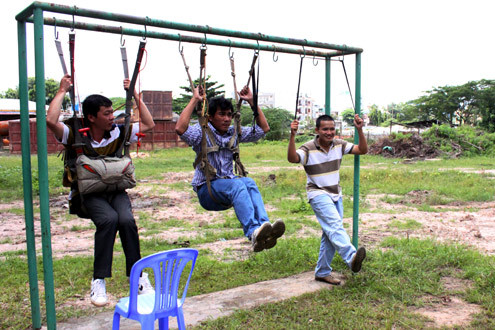 Đây là buổi thực hành của lớp học nhảy dù diễn ra tại sân bay Biên Hòa (Đồng Nai). Buổi khai giảng một khóa học nhảy dù với gần 50 người tham dự tại CLB Hàng không phía Nam. Các học viên đang tập phần thực hành dưới mặt đất trước khi bước vào tập phần chính thức.