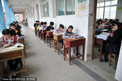 Các học sinh ngồi ngoài hành lang làm bài kiểm tra. Bắt học sinh dốt ngồi ngoài hành lang trong giá rét