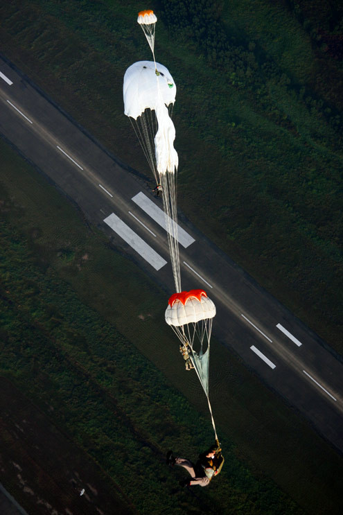 Những chiếc dù đang được vận động viên điều khiển ngay bên trên khu vực đường băng sân bay Biên Hòa (Đồng Nai).