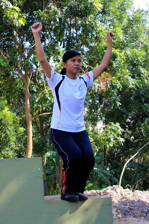 Tập các động tác nhảy từ chiếc bục gỗ. Không chỉ cần có sức khỏe tốt, người chơi còn phải học sự khéo léo từ các chuyên gia nhiều kinh nghiệm.