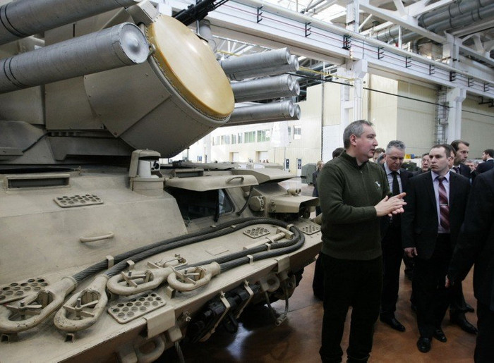 Các mục tiêu trên không mà tổ hợp này có thể tiêu diệt là các loại máy bay, trực thăng, máy bay không người lái, tên lửa hành trình và vũ khí dẫn đường chính xác không đối đất, với diện tích phản xạ radar nhỏ nhất là 2 cm2 tới 3 cm2, và tốc độ lớn nhất lên tới 1300 m/s, tổ hợp này có tầm bắn tối đa là 20 km và đạt trần bắn là 15 km. Theo tuyên bố của nhà sản xuất, tổ hợp này có thể tiêu diệt được cả máy bay tàng hình. Các mục tiêu trên không mà tổ hợp này có thể tiêu diệt là các loại máy bay, trực thăng, máy bay không người lái, tên lửa hành trình và vũ khí dẫn đường chính xác không đối đất, với diện tích phản xạ radar nhỏ nhất là 2 cm2 tới 3 cm2, và tốc độ lớn nhất lên tới 1300 m/s, tổ hợp này có tầm bắn tối đa là 20 km và đạt trần bắn là 15 km. Theo tuyên bố của nhà sản xuất, tổ hợp này có thể tiêu diệt được cả máy bay tàng hình.