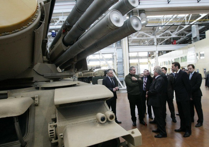 Tổ hợp phòng không này gồm các khẩu pháo phòng không tự động và các tên lửa đất đối không, cùng với radar hoặc thiết bị quang học theo dõi mục tiêu và đài chỉ huy vô tuyến. Tổ hợp phòng không này gồm các khẩu pháo phòng không tự động và các tên lửa đất đối không, cùng với radar hoặc thiết bị quang học theo dõi mục tiêu và đài chỉ huy vô tuyến.