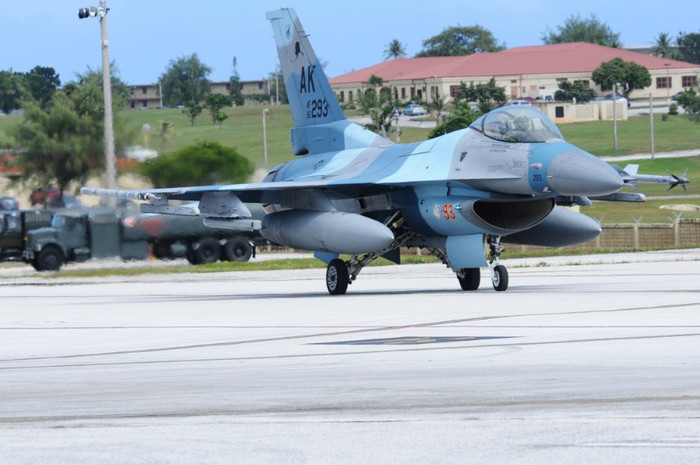 F-16 tại căn cứ không quân Andersen. F-16 tại căn cứ không quân Andersen.