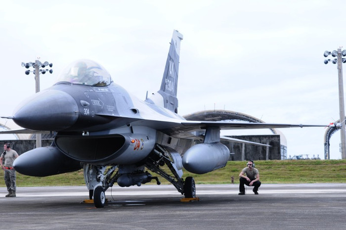 F-16 tại căn cứ không quân Andersen. F-16 tại căn cứ không quân Andersen.