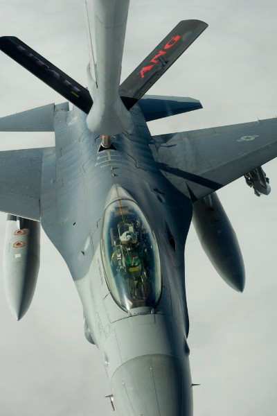 Cảnh máy bay tiếp dầu KC-135 tiếp dầu cho các máy bay F-16 của phi đội số 338, căn cứ không quân Hill, Utah. Cảnh máy bay tiếp dầu KC-135 tiếp dầu cho các máy bay F-16 của phi đội số 338, căn cứ không quân Hill, Utah.