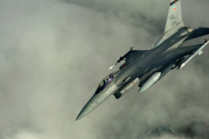 Cảnh máy bay tiếp dầu KC-135 tiếp dầu cho các máy bay F-16 của phi đội số 338, căn cứ không quân Hill, Utah. Cảnh máy bay tiếp dầu KC-135 tiếp dầu cho các máy bay F-16 của phi đội số 338, căn cứ không quân Hill, Utah.